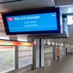 Abfahrtsanzeiger der Hamburger Hochbahn an der Station Horner Rennbahn einem leeren Bahnsteig mit Blick auf das Gleis
