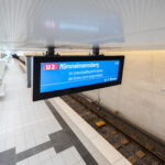 Abfahrtsanzeiger der Hamburger Hochbahn an leerem Gleis