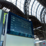 65 Zoll digitale Wagenstandsanzeige am Hamburger Hauptbahnhof