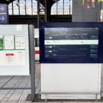 65 Zoll Vitrine mit Wagenstandsanzeige am Hamburger Hauptbahnhof
