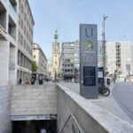 Hinweis-Stele mit Abfahrtsdaten zur Station Jungfernstieg in Hamburg