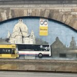 Eine Malerei an einem Brückenbogen in Dresden