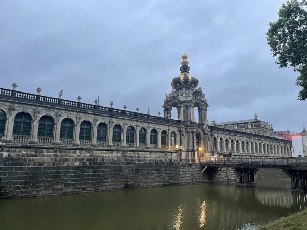 Der Zwinger in Dresden in der Abenddämmerung