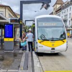 Blick auf die Haltestelle Bahnhofsstrasse in Schaffhausen im Jahr 2025 nach den Modernisierungsarbeiten. Eine Stele von Funkwerk gibt einen Überblick zu den Abfahrtszeiten an den 10 Haltekanten. Ein Bus hält an Kante A.