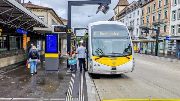 Ein Bus hält an der Haltekante A in der Bahnhofsstrasse Schaffhausen. Eine Stele von Funkwerk gibt einen Überblick zu den Abfahrtszeiten an den 10 Haltekanten.