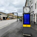 Blick auf die Haltestelle Bahnhofsstrasse in Schaffhausen im Jahr 2025 nach den Modernisierungsarbeiten. Eine Stele mit Abfahrtsdaten
