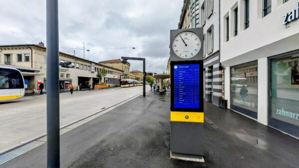 Blick auf die Haltestelle Bahnhofsstrasse in Schaffhausen im Jahr 2025 nach den Modernisierungsarbeiten. Eine Stele von Funkwerk gibt einen Überblick zu den Abfahrtszeiten an den insgesamt 10 Haltekanten.