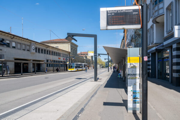 Blick auf die Haltestelle Bahnhofsstrasse in Schaffhausen im Jahr 2024 vor den Sanierungsarbeiten