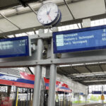 Zwei TFT-Anzeiger, doppelseitig, an zwei Straßenbahnsteigen am Chemnitzer Hauptbahnhof zeigen die Abfahrtszeiten an.