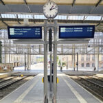 Zwei doppelseitige TFT-Anzeiger hängen an einem Bahnsteig für die Straßenbahn am Hauptbahnhof in Chemnitz.