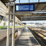 Ein TFT-Anzeiger mit Abfahrtszeiten für die Straßenbahn in Chemnitz. Mastmontage, doppelseitig.