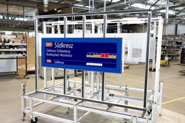 ein Anzeiger des Modells ZIM wide von Funkwerk mit dem Layout der S-Bahn Berlin
