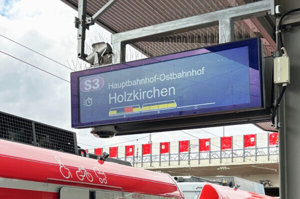 Ein Funkwerk Abfahrtsanzeiger am S-Bahn Gleis in München