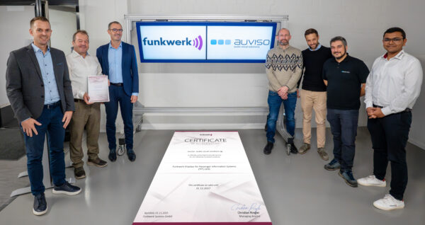 Ein Gruppenbild bei der Übergabe des Partner-Zertifikats von Funkwerk an Auviso